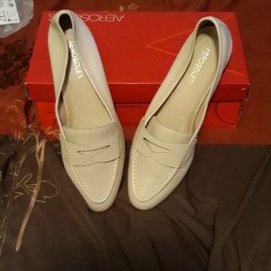 Leather beige loafers